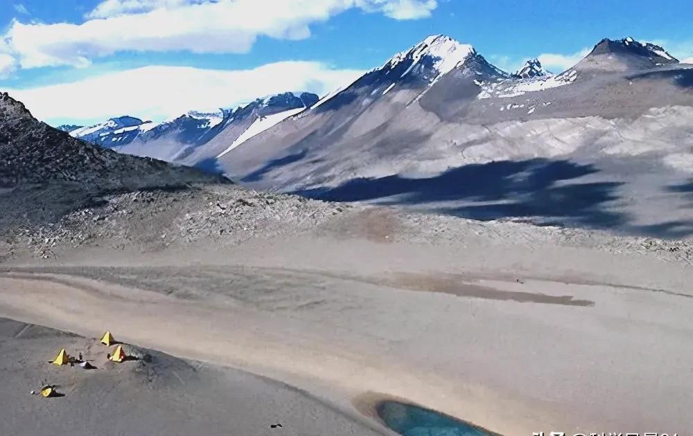 南极干谷，没雪没雨，风能吹掉灵魂。这里比撒哈拉还干，比火星还“活”着。石头里
