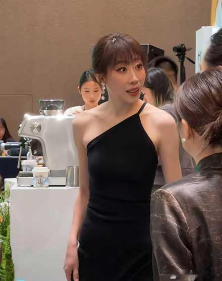 长的很高，皮肤很白，演技也很好，但是没有美感！感觉就像个汉子，我觉得她应该是娱乐