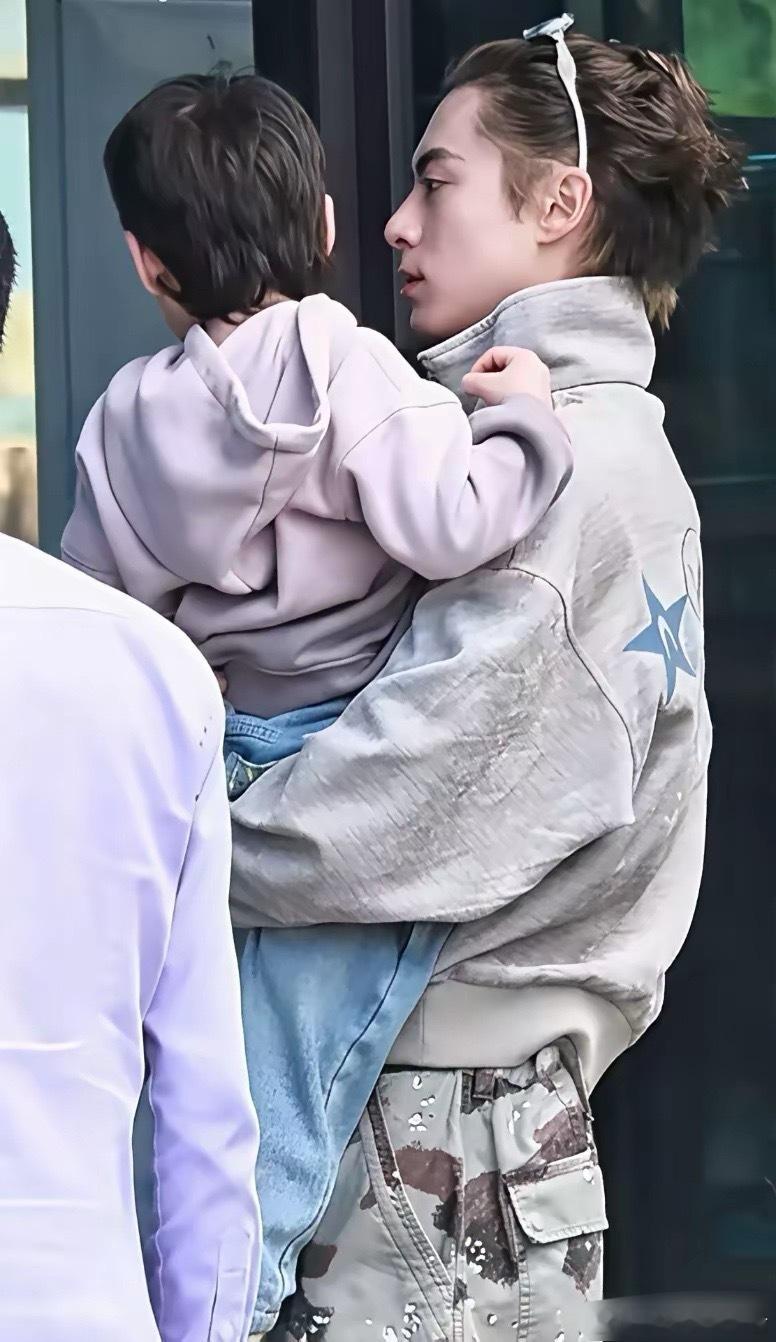 不怪那么多人想嫁给他，确实帅气啊！