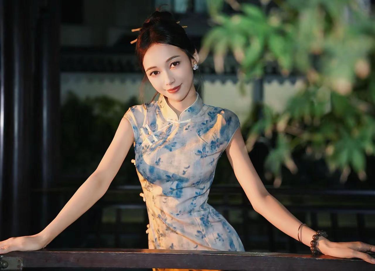 我希望在繁华尽处，寻一抹静谧，泛舟湖上，三五好友，一壶老酒，家人作伴，唱歌会友。