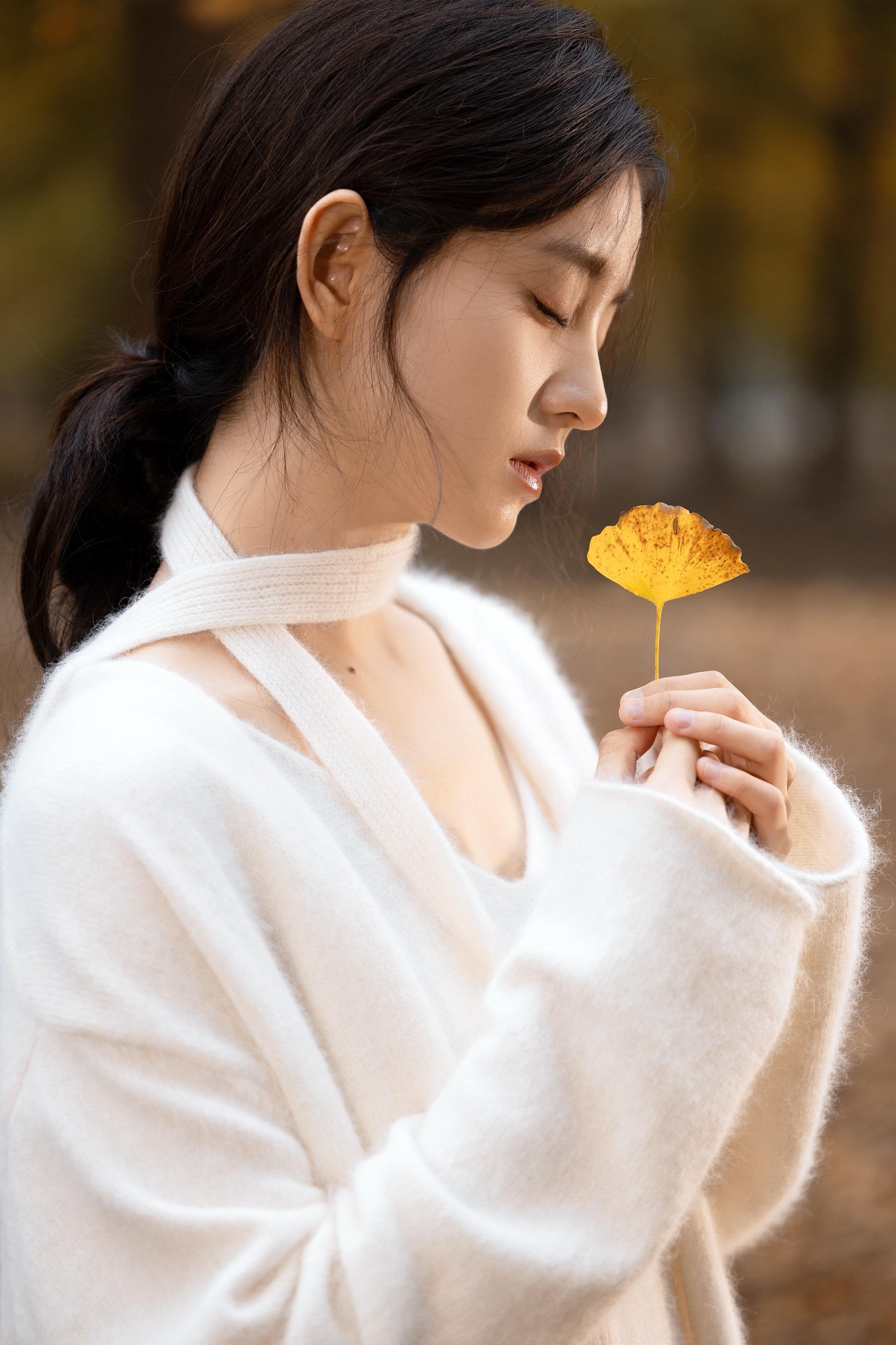 在这个落叶像雪的季节…     秋天的氛围直接拉满。