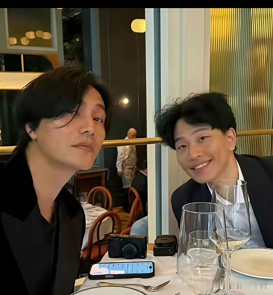 陈坤的儿子真的是亲生的啊！以前觉得这孩子丑不像陈坤，如今看来只不过那时候陈坤太精