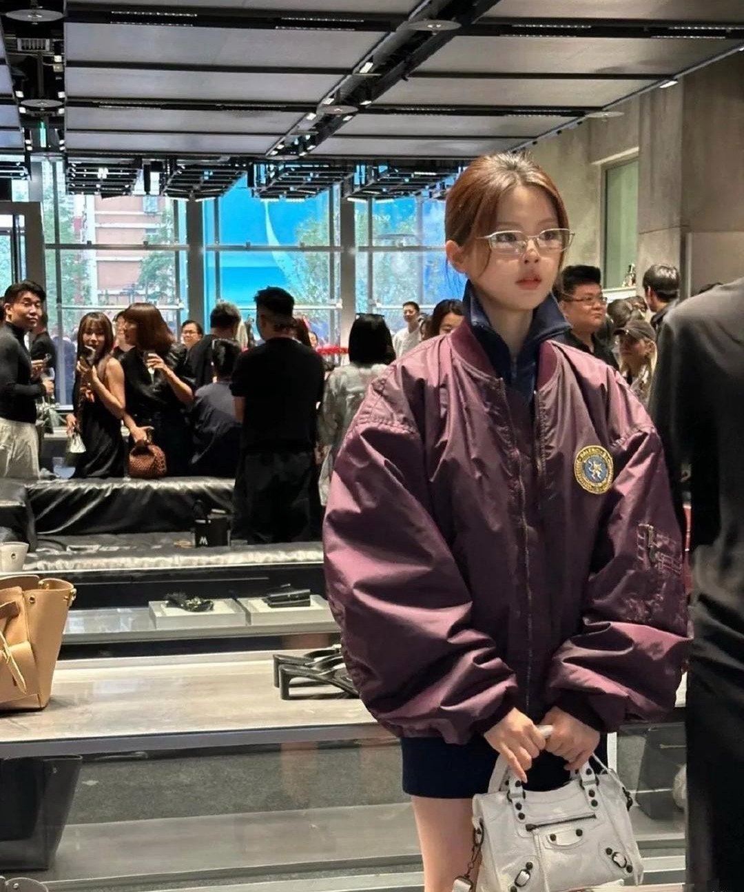 妈呀杨超越也太恐怖了，粉丝拍的线下生图，脸好小​​​