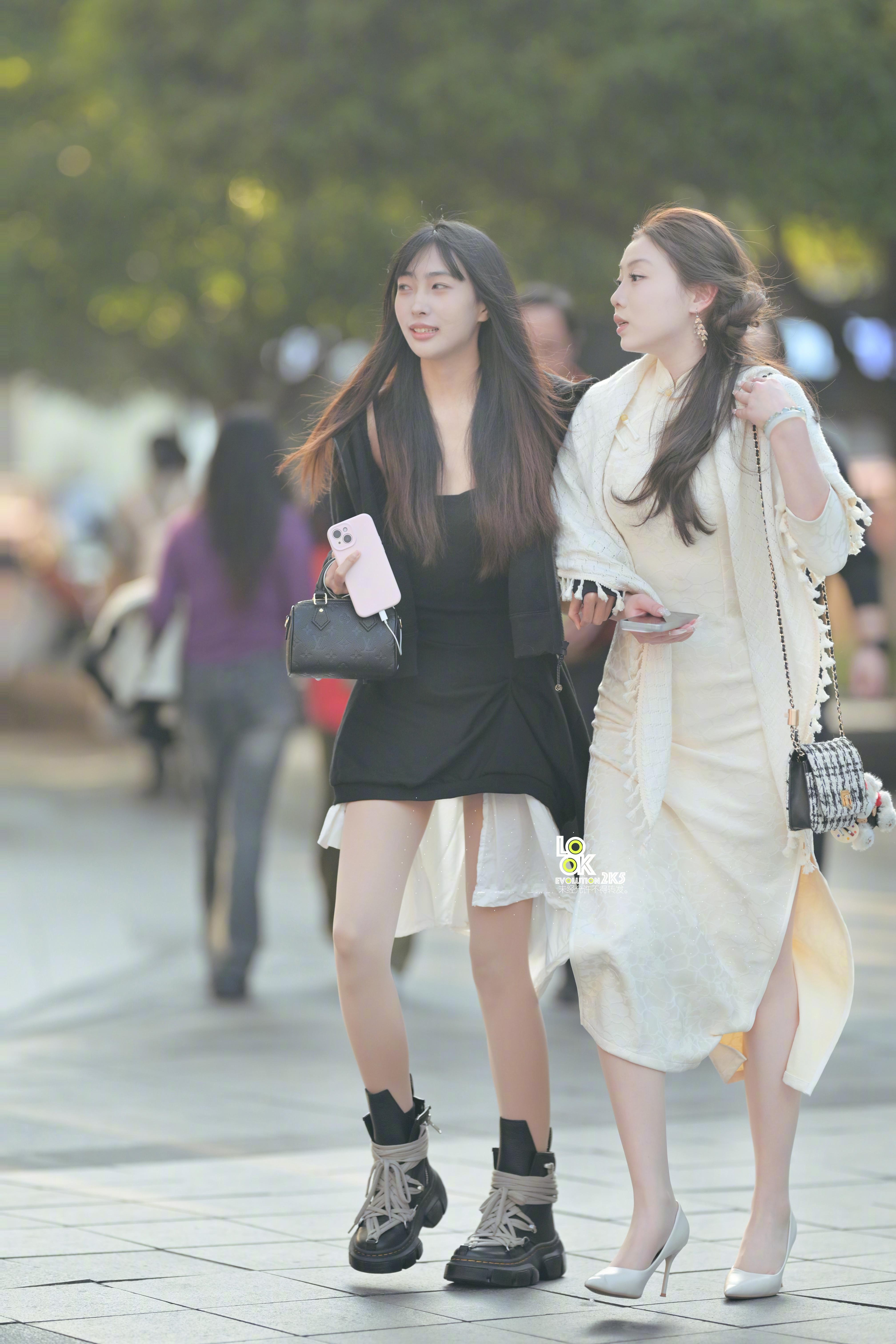 小姐姐靴子好酷!