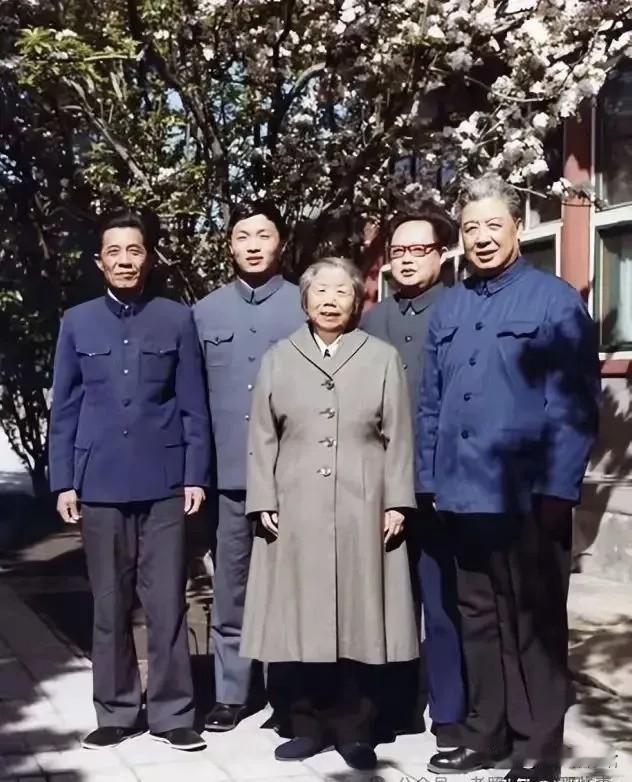 一张邓颖超和身边工作人员的老照片