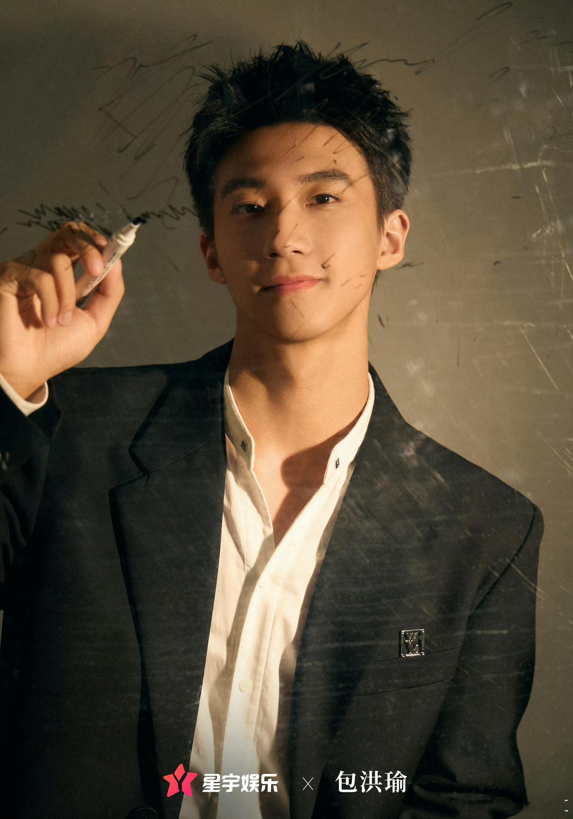 黄景瑜新签的艺人包洪瑜这简直是照黄景瑜本人找的吧​​​
