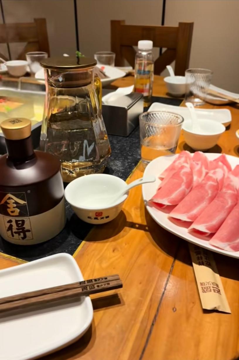 昨晚喝了个舍得，四个朋友喝了两瓶，后来又喝了一瓶泸州老窖六年窖，大家都说六年窖好
