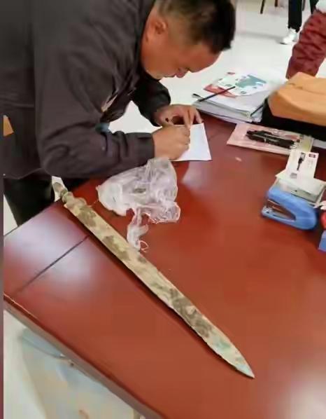 完整榜单曝光：网友挖到青铜剑后毅然上交博物馆，这背后隐藏着怎样的故事？在这个