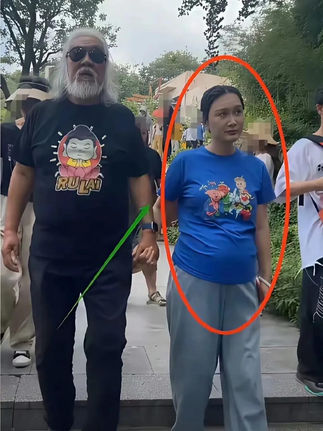 发现了没张纪中他老婆对他的脸色真的超难看难道是现在嫌弃他年纪大，而且她在直播