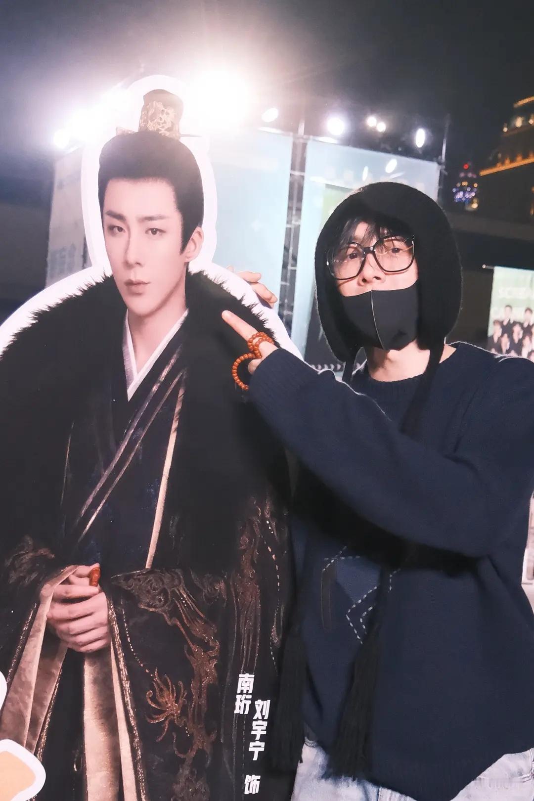 尖叫之夜有明星去打卡自己的摊位了是刘宇宁！