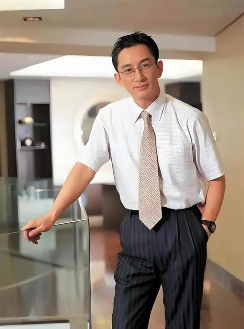 说他是香港“斯文与狠戾并存”的代表人物一点儿也不夸张。前港圈能把“斯文”与“