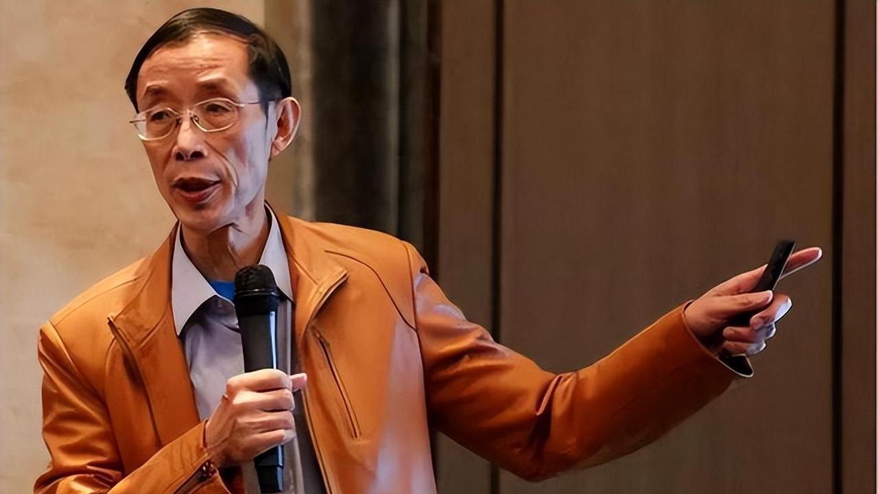 “北大教授”陈平，靠批判美国，狂赚数亿，晚年却奔赴美国，住上豪宅，女儿更是嫁给白