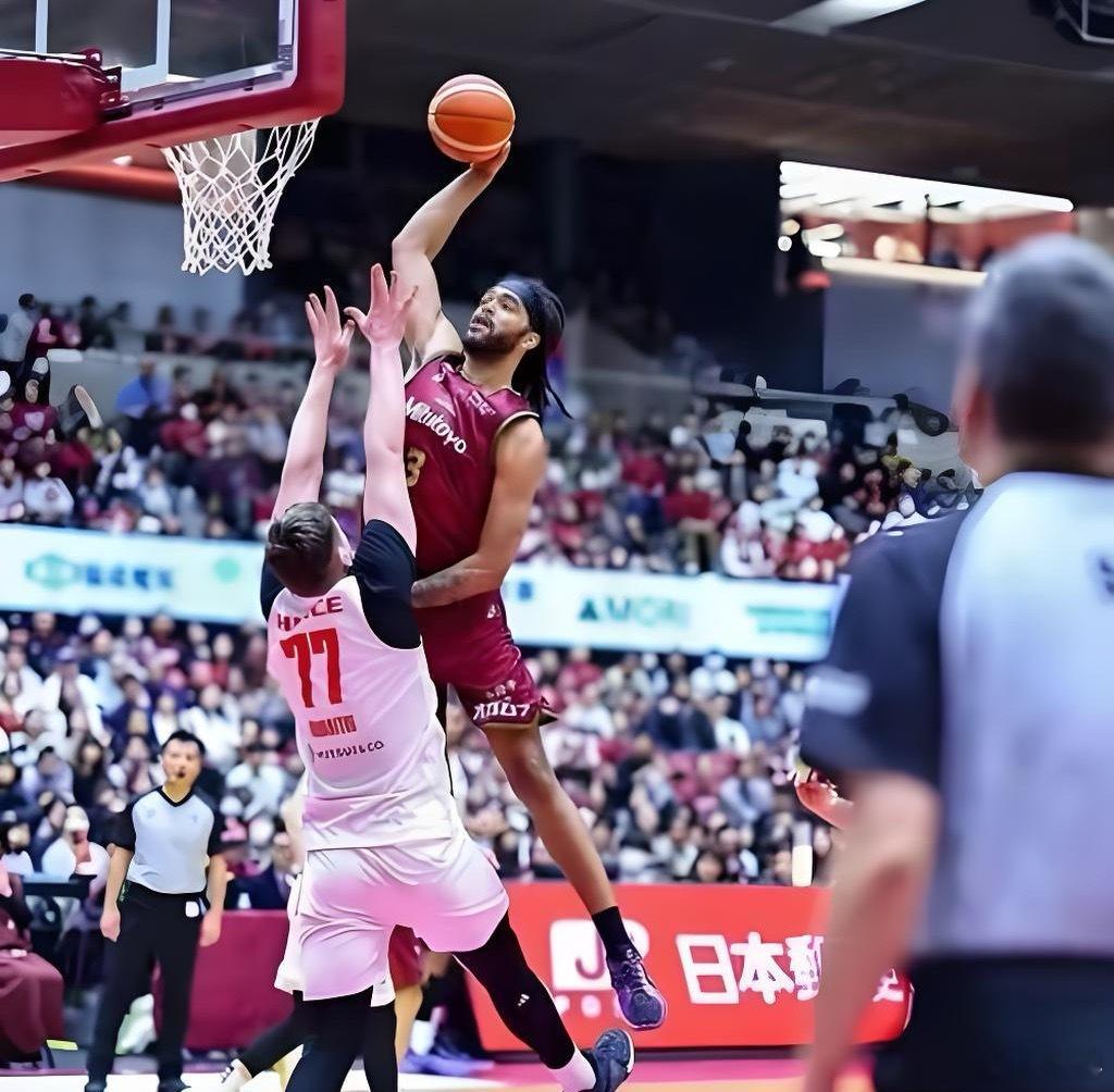 俱乐部杯三四名比赛，山东新援琼斯猛一看跟珀塞尔物理放大了一圈似的。再观察，目前位