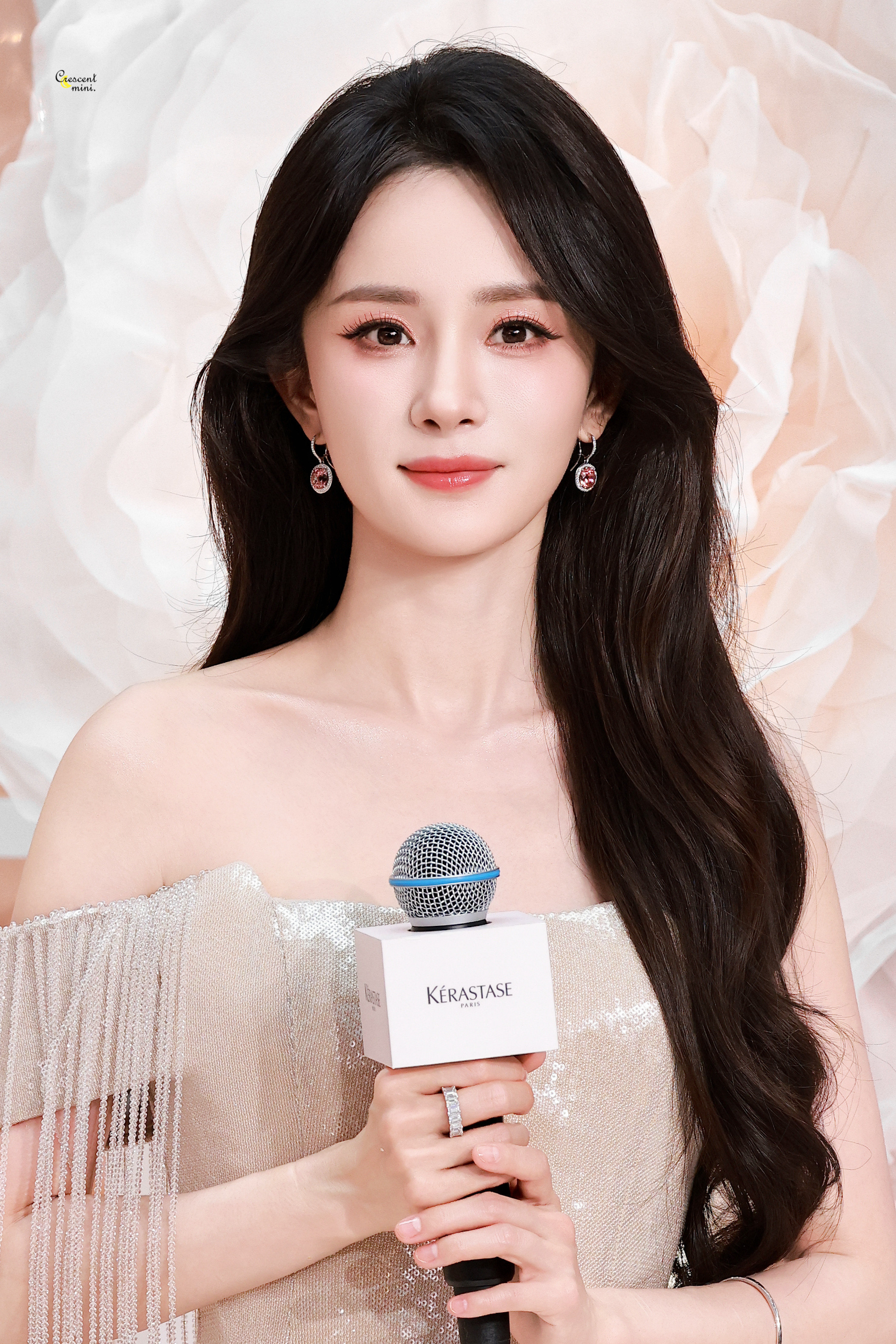 杨幂柔光漫洒，长发如瀑垂落肩颈，鎏金抹胸衬出优越肩颈线条。✨杨幂