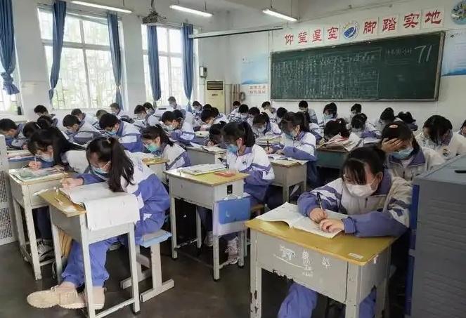 初中的几个误区，很多人都搞错了。1、边学习边听歌，会不会影响学习？当然会