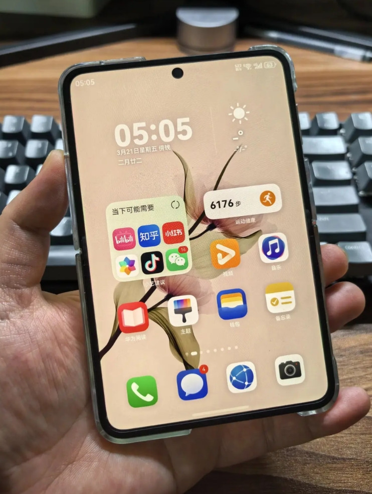 <em>华为PuraX</em>到手后我已经把玩了一天，一开始还有点不顺手，用了一会儿真是越用越