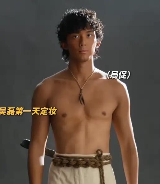 救命！吴磊这次真的把自己焊在热搜上了！拍《东极岛》直接把尺度玩出天际，连导演管虎