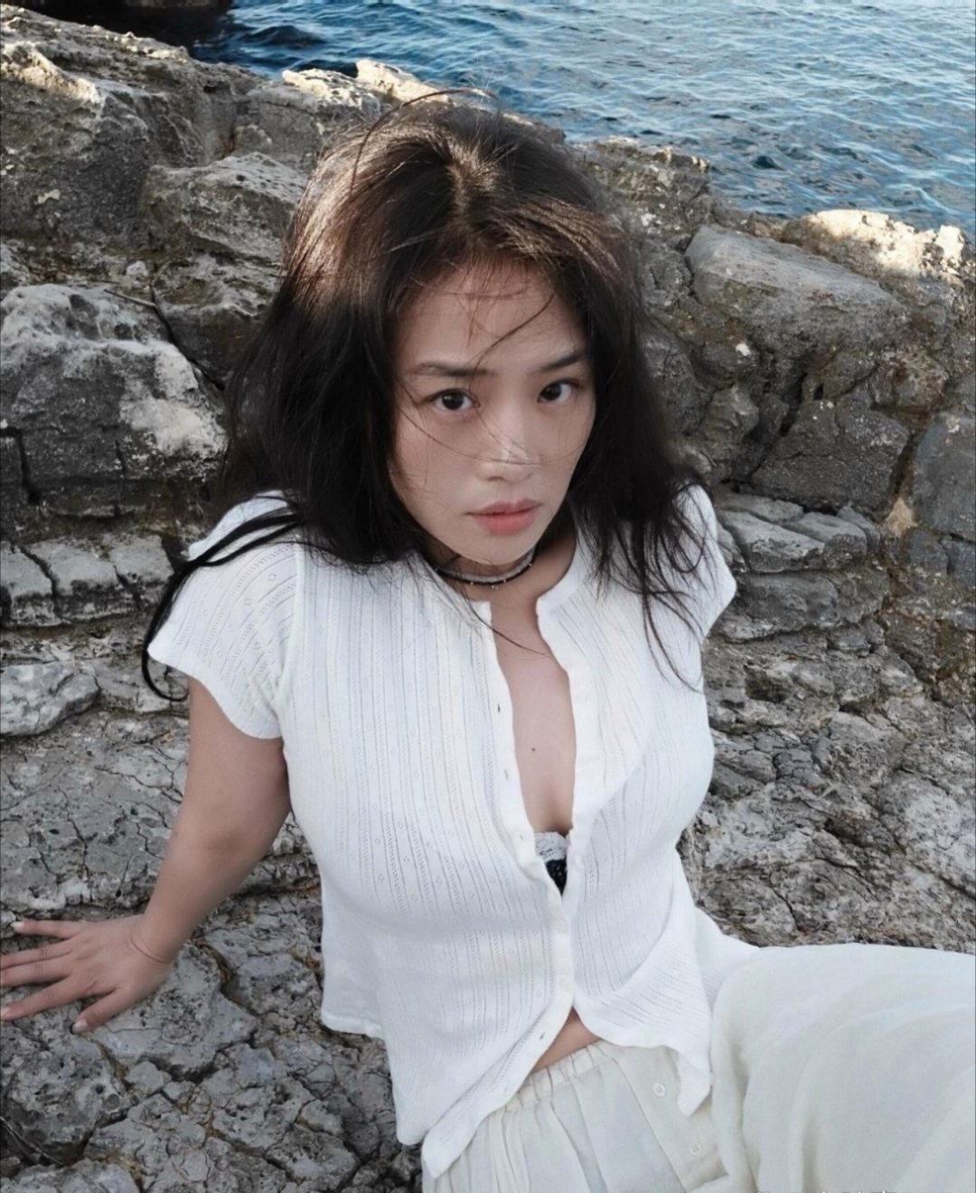 马思纯海边性感写真，真是太养眼了！