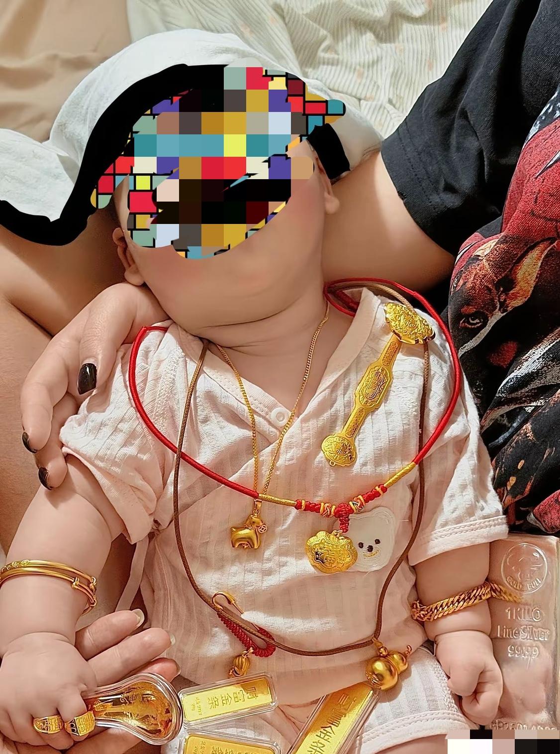 一名婴儿被长辈抱在怀里，胖嘟嘟的，看起来十分可爱！万万没想到：仔细看婴儿的身上，