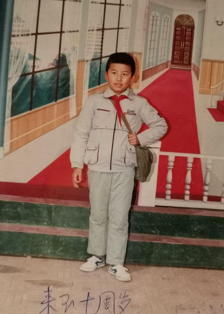1999年，山东济阳的高考状元张来玉，志愿被父母改动，最终入读南京大学。不料入学