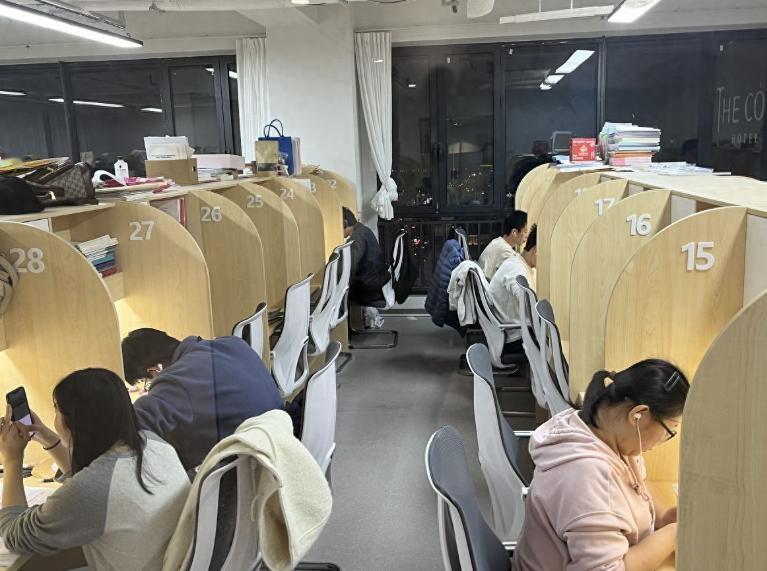 考体制内工作，方然（化名）一年花6万元报班、考13次试，此次冲击国考再入