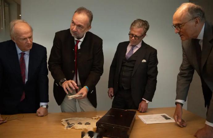 上个月，末代奥匈皇帝的长孙&哈布斯堡族长卡尔和俩堂兄洛朗、西蒙在加拿大魁北克银行