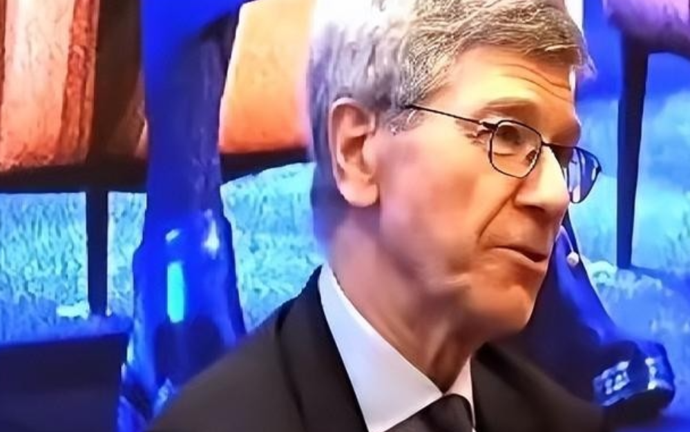 掌声把屋顶掀翻那一刻,美国教授只丢下一句话:中国两千年没动过日本一根指头,日本却