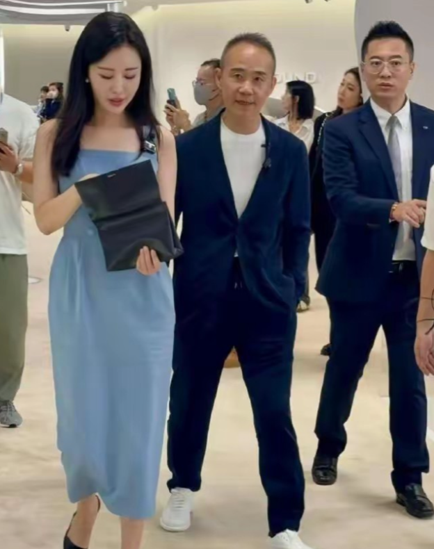 王石的老婆那么年轻漂亮，是怎么才会看上他的啊？抽了一包烟也没有想明白！