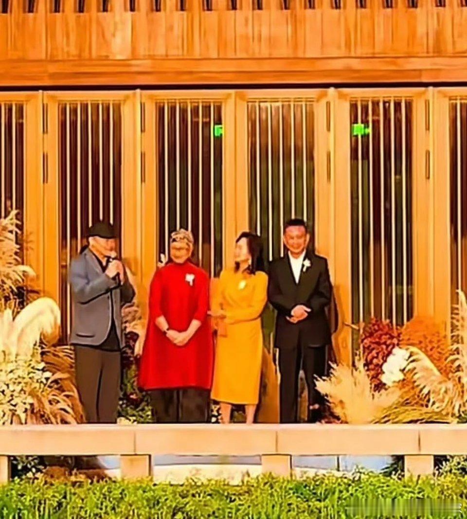 刘欢夫妇低调出席女儿婚礼,卢璐穿着红色衣裙配头巾,全程笑容满面;刘欢戴着帽子,和