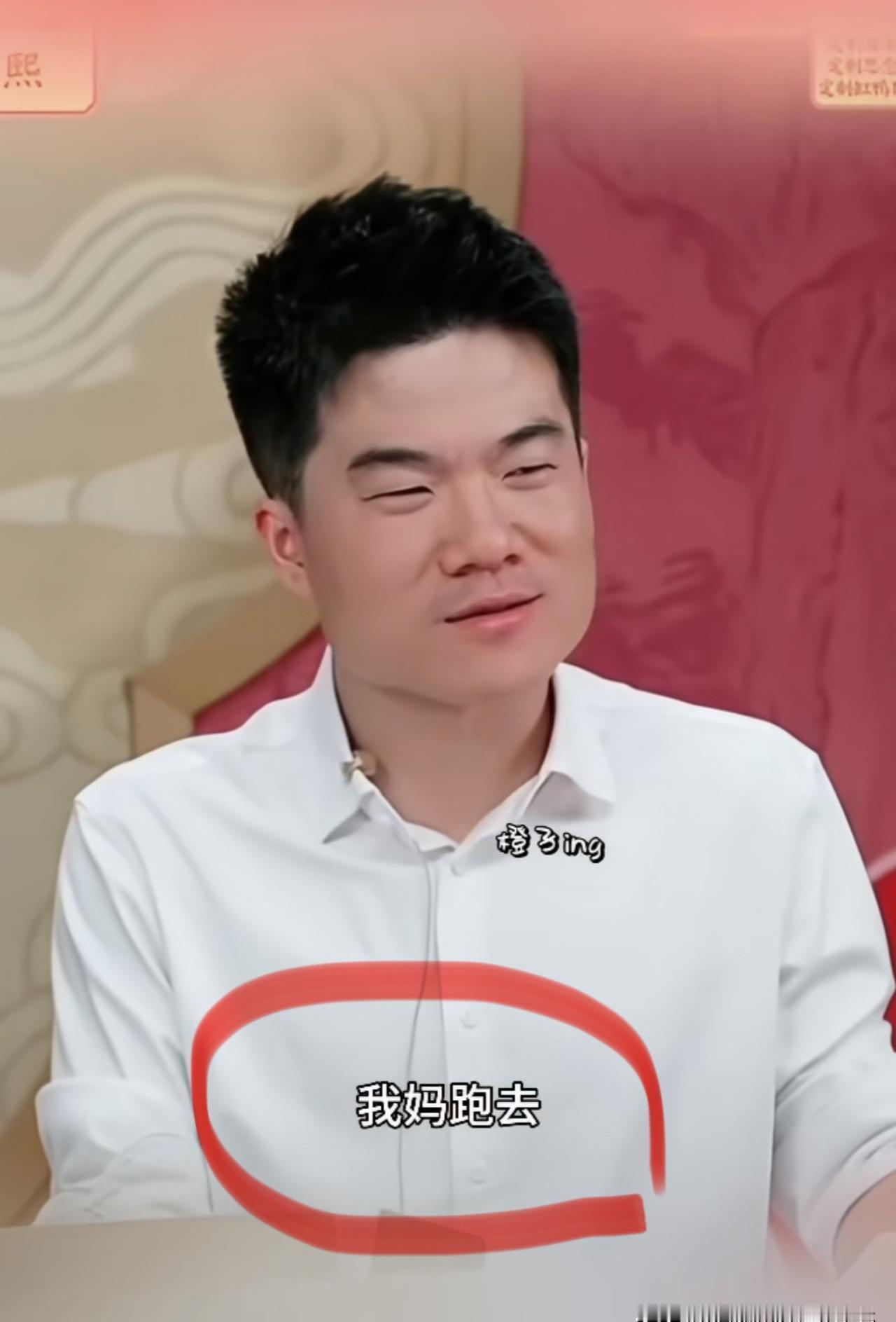 大学教授赴家宴，竟低头打包剩饼。你什么时候见过康震这样？就在董宇辉家厨房。