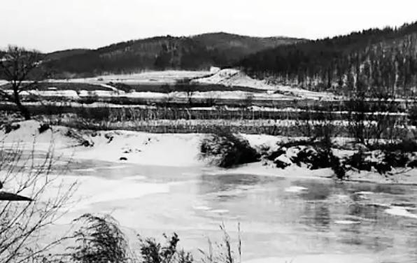 1938年，当了叛徒的葛海禄突然性瘾大发，便偷偷从样子沟下屯来到上屯想抢几名村妇