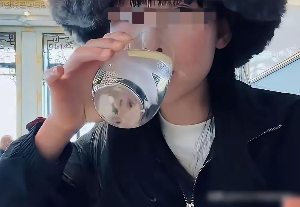 只要自己不尴尬，尴尬的就是别人！这位姑娘预约了上海和平饭店中午时间就餐。然后只点