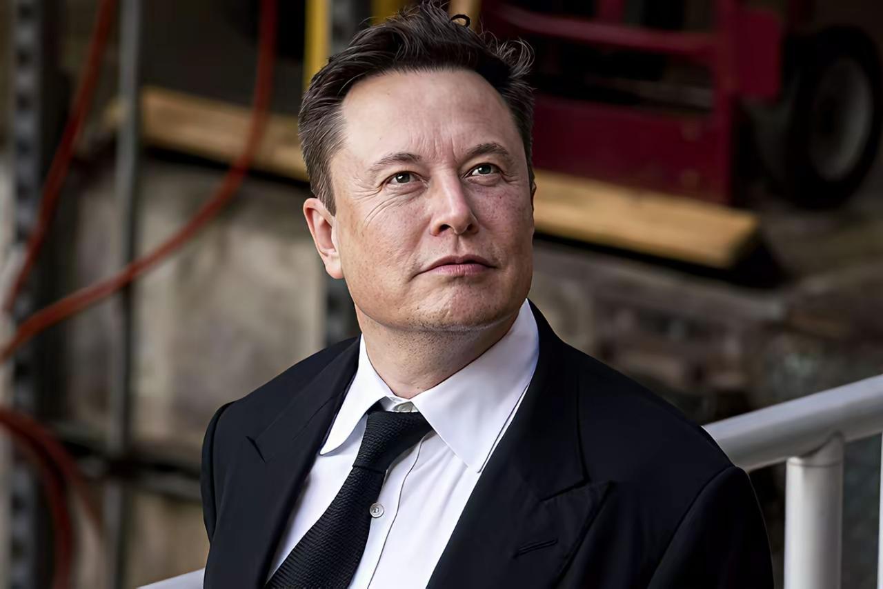 要论谁更有钱，马斯克那是妥妥的全球首富，身家超过8000亿美金，把“皮衣刀客”黄