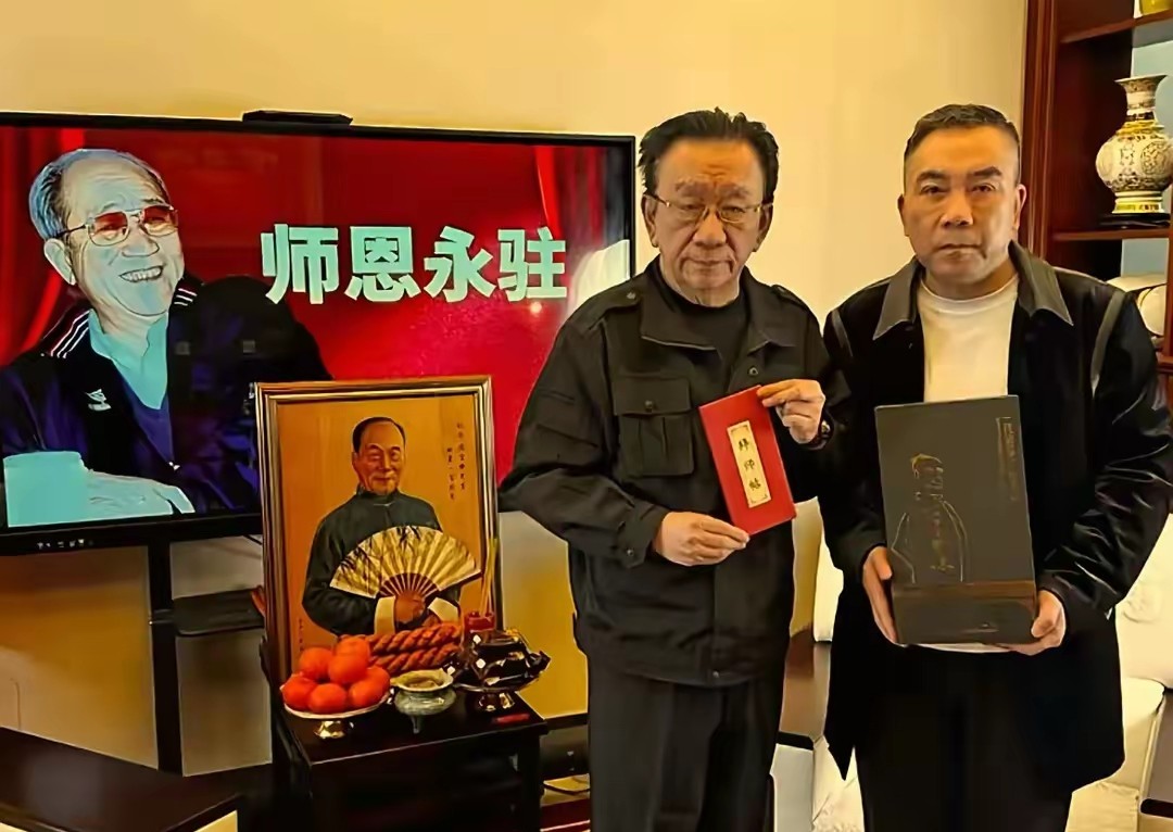5月18日这场谢师宴可算是给相声界添了把火，杨议拜师侯宝林的事儿早就在圈里传开了