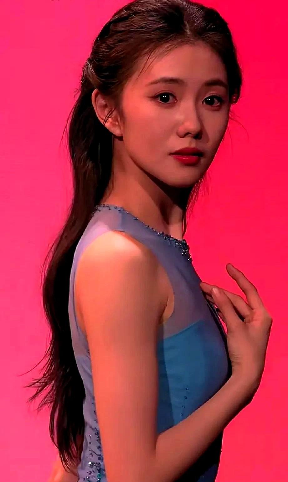 昨晚刷了刘浩存几十遍视频，突然有点心动。她身上那股劲儿，太像上学时班里那个总