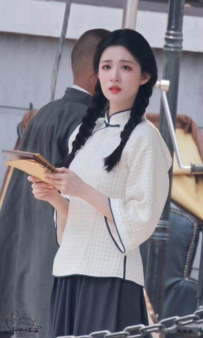 王楚然新剧双马尾完全白月光💫适配淡妆搭配蓬松双马尾，镜头里干净透亮，完美诠释少