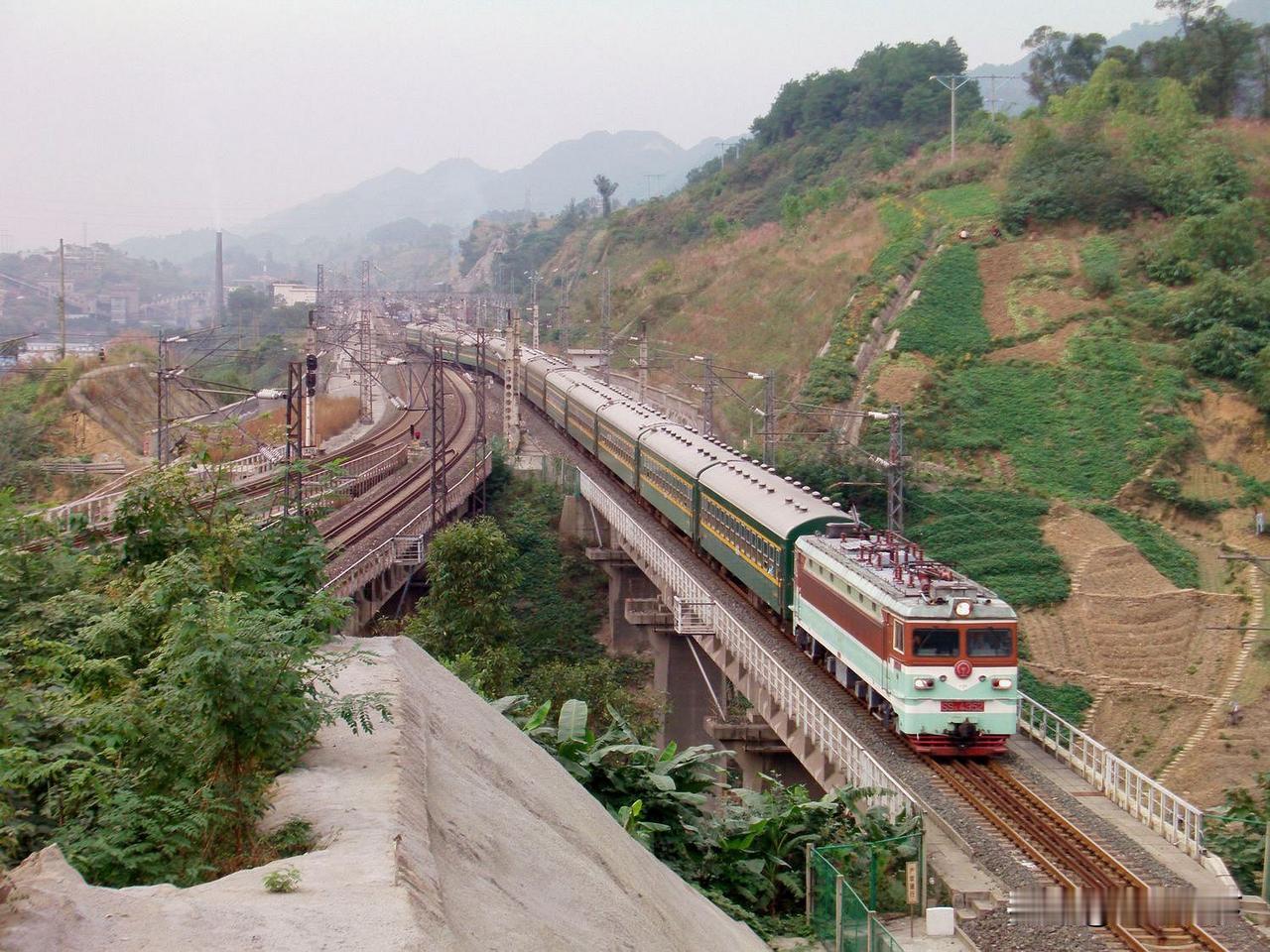 2012年10月，南充经达州到重庆北的5607次列车驶出磨心坡，当时这趟列车运行