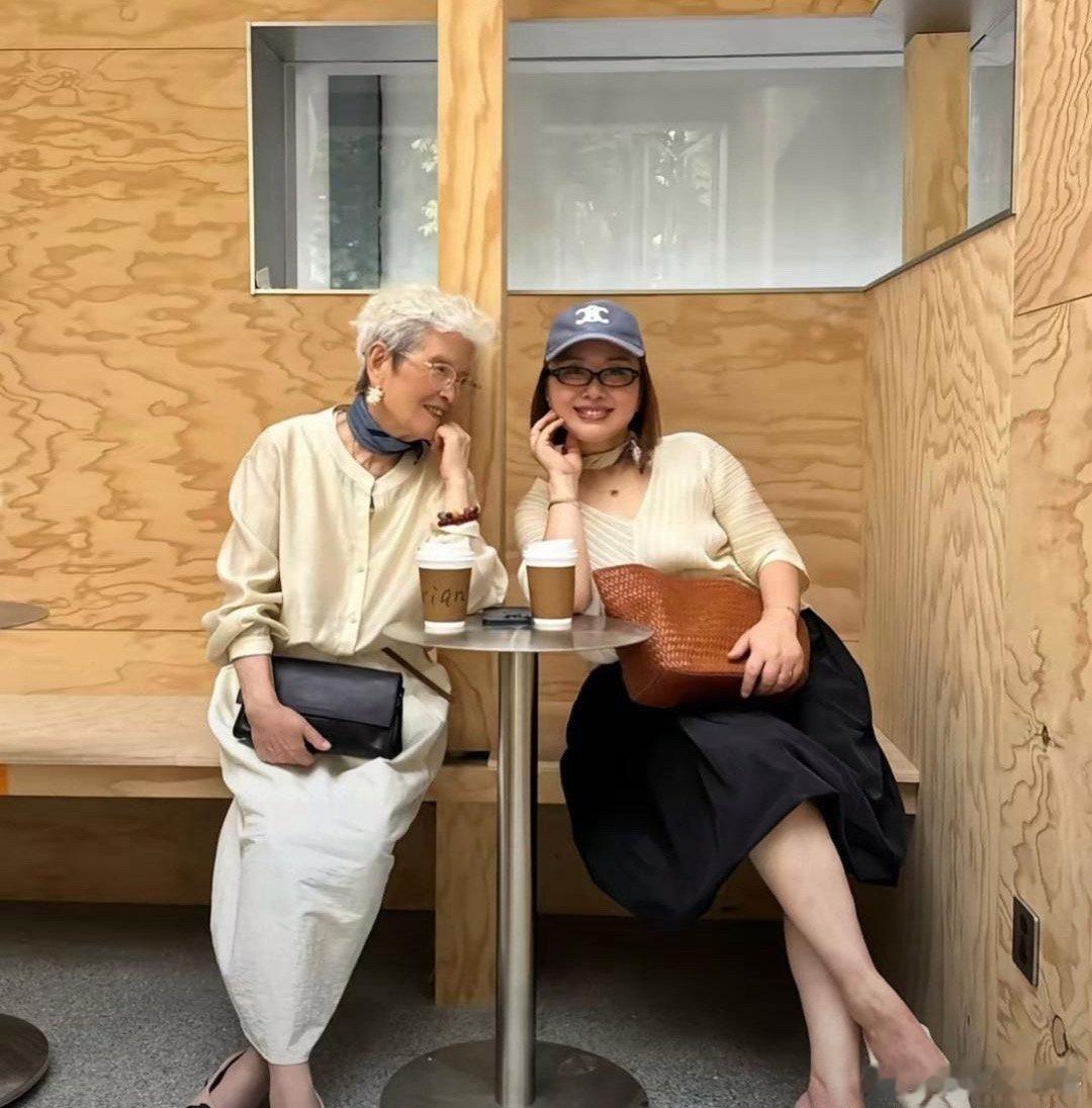 89岁妈妈和61岁女儿，老太太打扮的可真时尚啊。