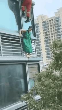 女子最后掉了下去，一条鲜活的生命就这样在众目睽睽之下没有了。这样的救援办法，救援