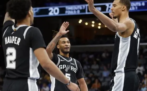 NBA总决赛后，一位名叫SamBlock的球迷表示：“2023年，马刺用状元签