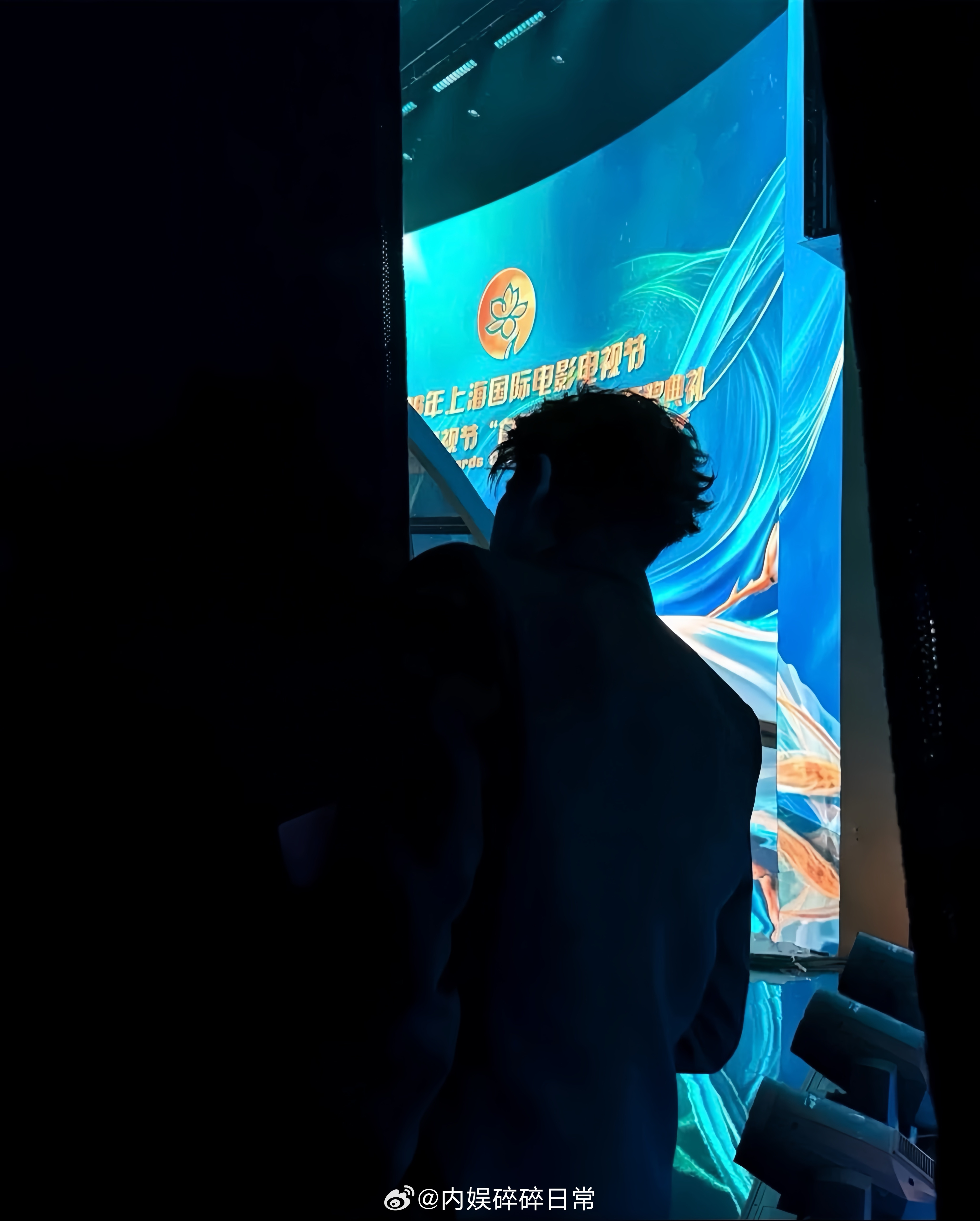 张凌赫张凌赫凌晨发ins这腿长溢出屏幕啦在后台探头的样子好可爱凹