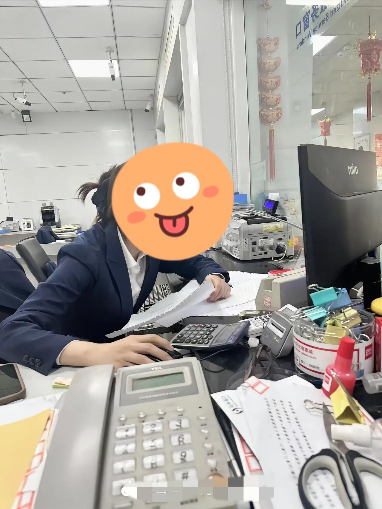 最近银行利率又变了。前天我们拿着18万去大银行存五年定期，结果三年1.25