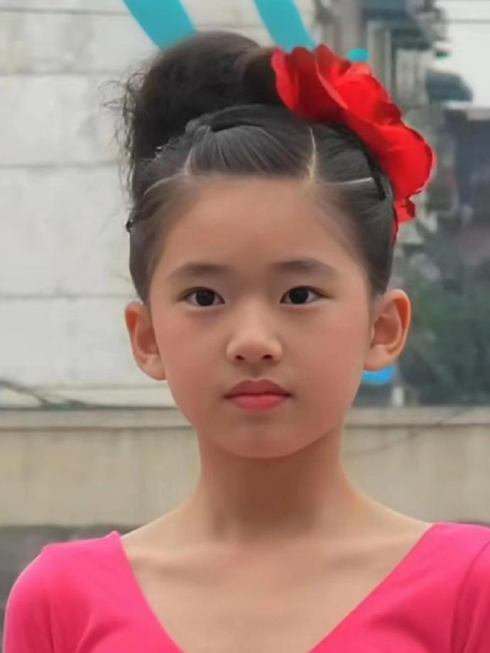 赵露思小时候更是萌的没边，可爱到心坎里了。