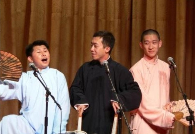 2010年，德云社“八月风波”过后，郭德纲找来岳云鹏：“咱们这之前谁最红？”