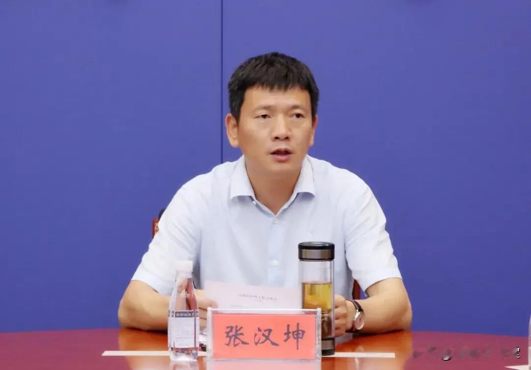 当一名县长连续4个月没有公开露面活动，这意味着什么？很多人纷纷有各种猜测。张汉坤