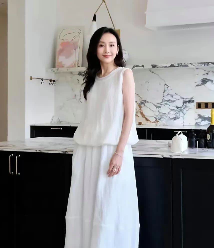 王鸥这玉足太迷人了，不愧是超级贵足。