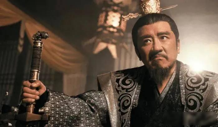 公元412年，刘裕还没当皇帝，已经成了东晋最有实权的人，他带兵北伐，连灭南燕、后
