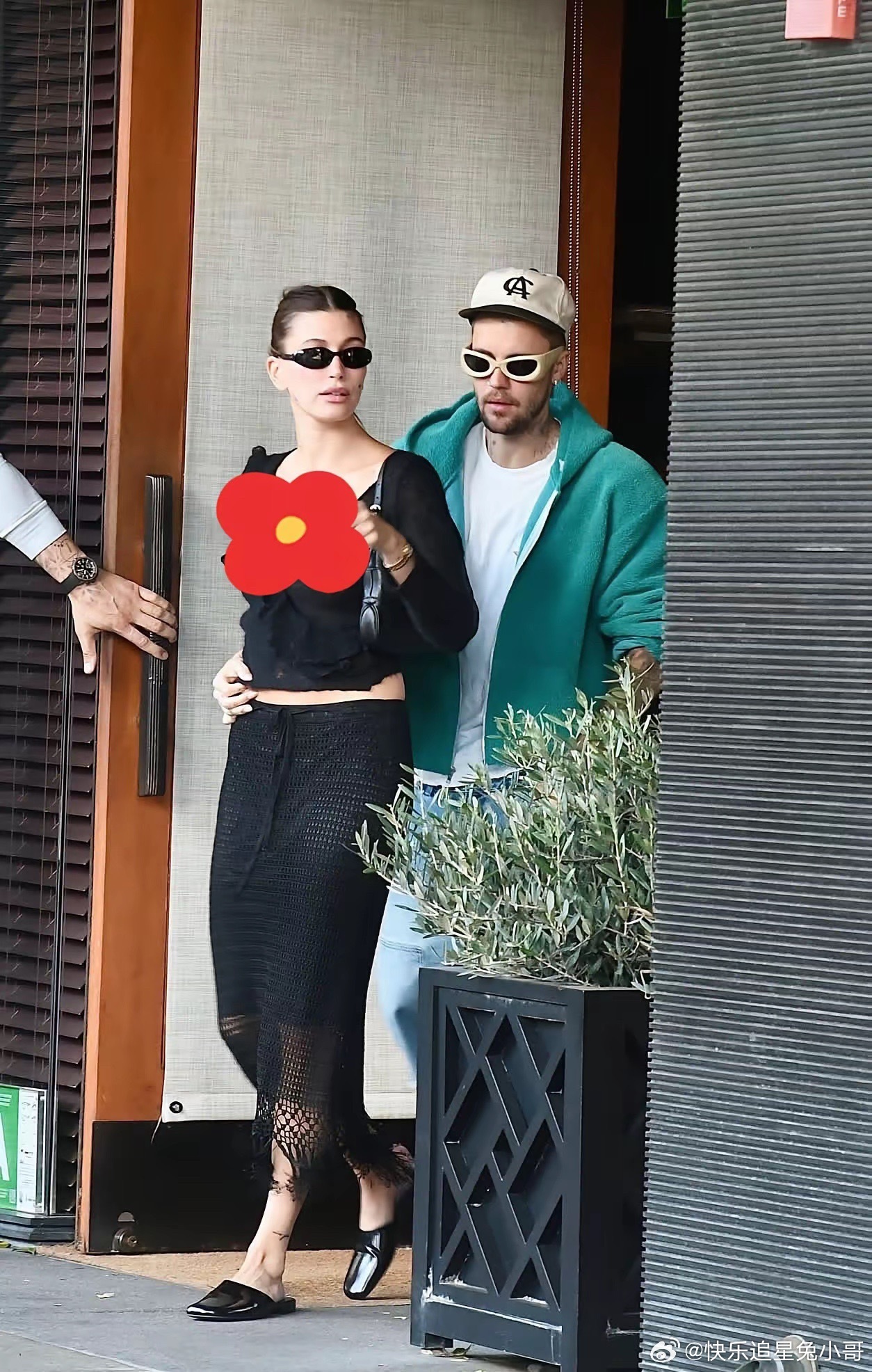 贾斯汀·比伯与妻子海莉·比伯在比佛利山的南比佛利牛排馆共进午餐后，被拍到紧紧相随