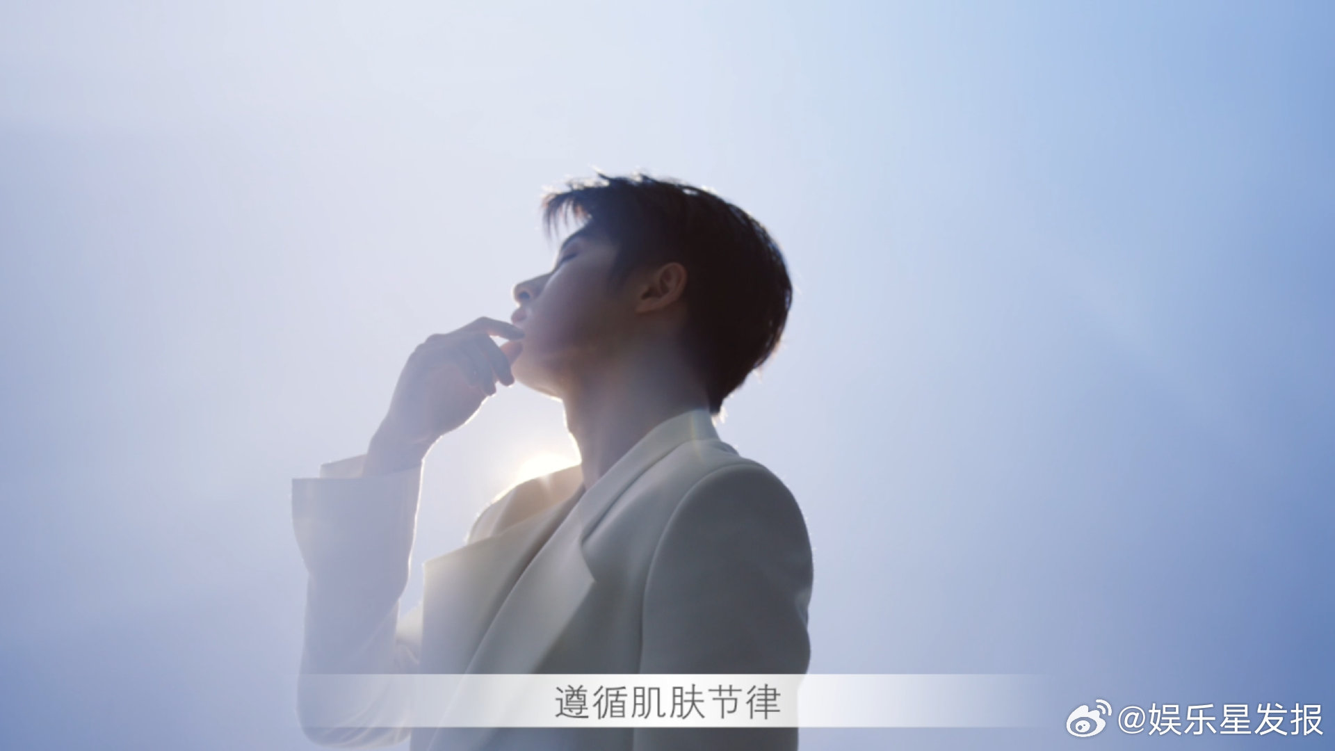 CPB檀健次檀健次新短片的光影设计好戳人！白色光束如同温柔的笔触，描摹出他紧致