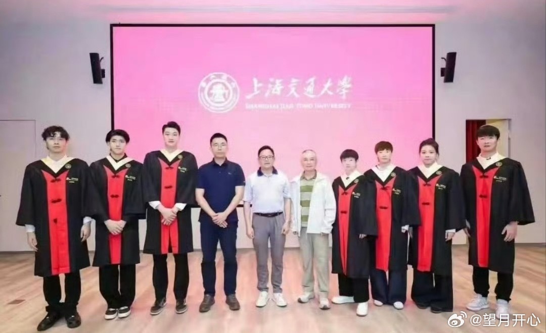 孙颖莎毕业祝贺孙颖莎！祝贺王曼昱顺利从上海交通大学本科正式毕业！两位优秀的乒乓球
